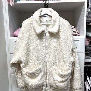 Cozy women’s sherpa jacket size medium in cream